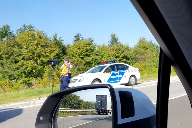 Nem bújnak el többé a traffizó rendőrök 4 Vác1000