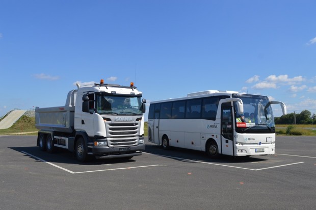 Rászól a gép magyar melósra ha figyelmetlen 8 A jobb oldalon található TEMSA képes arra, hogy kedvet csináljon a buszsofőri hivatáshoz. Jól manőverezhető, technikája rendkívűl alázatos, lényegében azt csinálja, amit a sofőr kér tőle a vezetőülésben. A nagy tükrökkel, valamint az Allison automataváltóval elképesztően könnyű tolatni vele.