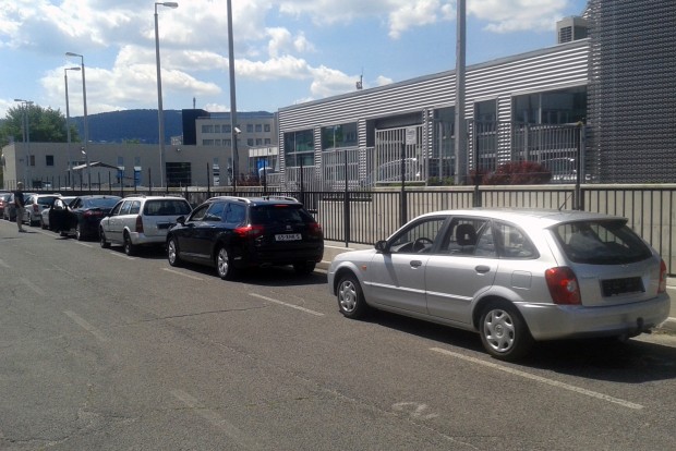 Mennyi pénzt visz el egy használt autó? 13 5,6 literrel beéri százon a típusjelzés szerint 1,4, valójában 1,3 literes motorú Mazda 323BJ, amely 2003-as. Itt épp a vizsgasoron várok vele a Mozaik utcában