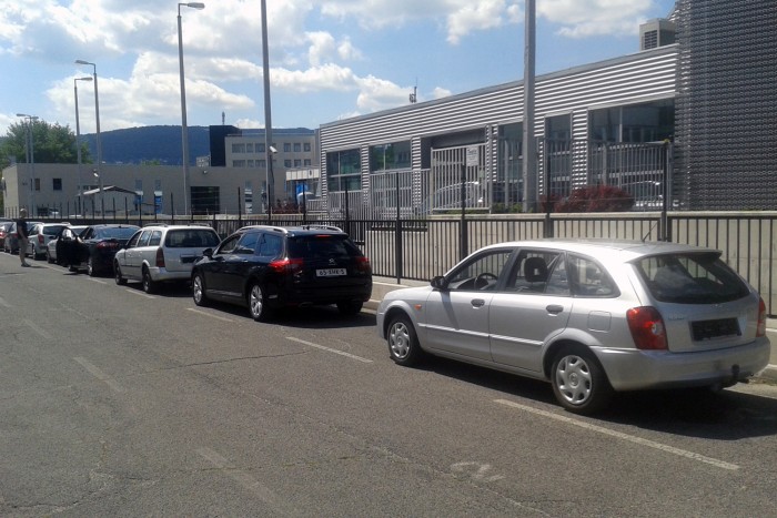 Mennyi pénzt visz el egy használt autó? 29 5,6 literrel beéri százon a típusjelzés szerint 1,4, valójában 1,3 literes motorú Mazda 323BJ, amely 2003-as. Itt épp a vizsgasoron várok vele a Mozaik utcában