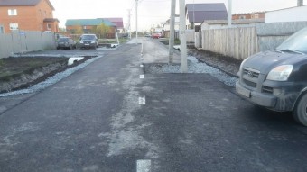 Ilyen nincs: villanyoszlopot állítottak a közútra