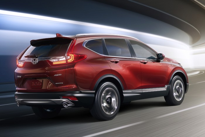 Új Honda CR-V: teljesen más, mégis hasonló 2 Most először kínál kéz nélkül nyitható, lábrázás-érzékelős motoros mozgatású csomagtérajtót a Honda.