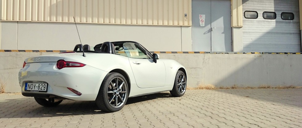 Tető nélküli aszfaltközeli élmény, LSD-vel felütve