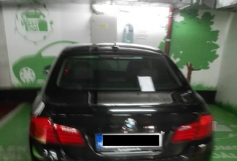 Két villanyautó helyét foglalta el egyszerre a pofátlan autós