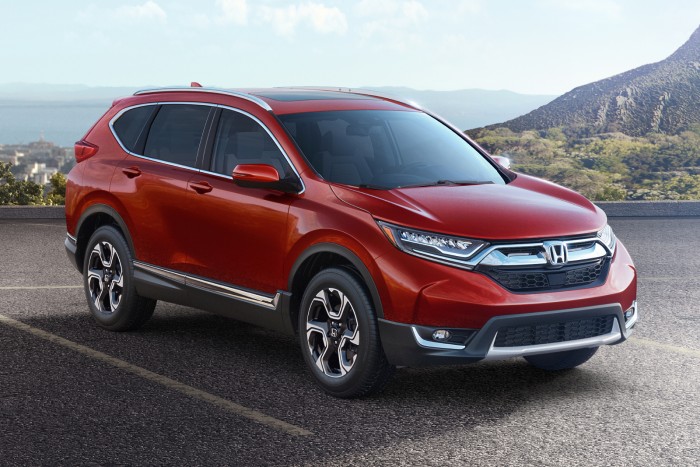 Új Honda CR-V: teljesen más, mégis hasonló 5 Formailag jól felismerhetők a jelenlegi típusra utaló stílusjegyek, ugyanakkor a Civic-kel bevezetett új irányzat is érvényesül az autón. Megnőtt a tengelytáv, csökkent a hátsó túlnyúlás. Az A-oszlop keskenyebb lett, így javult a kilátás.