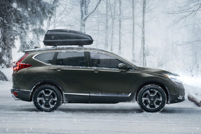 Új Honda CR-V: teljesen más, mégis hasonló 7 Honda Sensing vezetőtámogató csomag: ráfutásos ütközésre figyelmeztető, gyalogosérzékelős autonóm vészfékező rendszer, az úttest és a forgalmi sáv elhagyását akadályozó rendszer, kis sebességtől aktív távolságtartó tempomat, holttérfigyelő, hátsó keresztirányú forgalom-felügyelő és automata távfény funkciók.