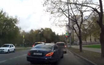 A mercis nem bírta elviselni az előzést, inkább nekiment két autónak