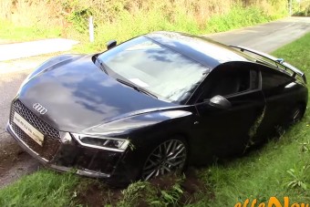 Még rendszámot se kapott, mégis árokba pördült a vadiúj Audi R8