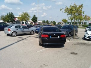 Direkt foglalt el két helyet a parkoló autós, de van rá magyarázat