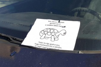 Ennél aprólékosabb szélvédőn hagyott cetlit még nem láttunk