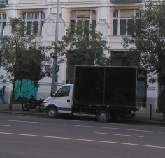 Furcsa teherautó járja Budapestet, a fekete dobozban szaftos dolgok történnek