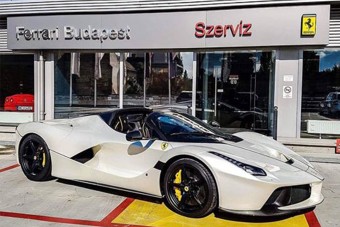 Pesten vette át 600 milliós autóját a milliárdos