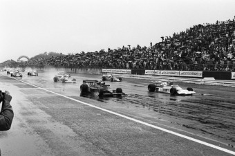 Így lett világbajnok a Forma-1-es playboy – videó