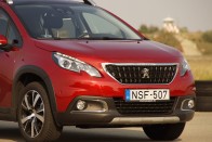 Nem frissebb, inkább komolyabb lett a Peugeot 2008 35