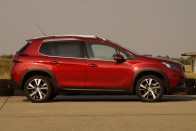 Nem frissebb, inkább komolyabb lett a Peugeot 2008 38