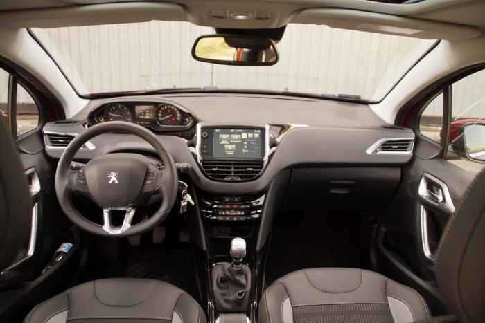 Nem frissebb, inkább komolyabb lett a Peugeot 2008 1 A váltókar harmadik síkja nagyon messze kitolódott jobbra