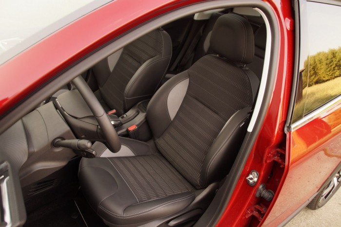 Nem frissebb, inkább komolyabb lett a Peugeot 2008 5 A bőr-szövet üléskárpit csak az Allure felszereltséggel elérhető