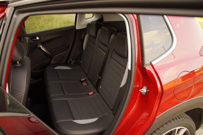 Nem frissebb, inkább komolyabb lett a Peugeot 2008 6 Praktikus a sík pad, a helykínálat mai kisautós