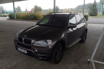 Hamis forgalmival akarta kicsempészni a BMW-t