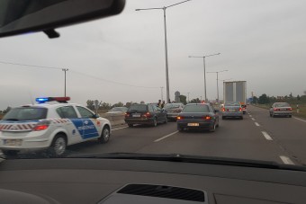 Koccanás okoz óriási dugót az M3-ason