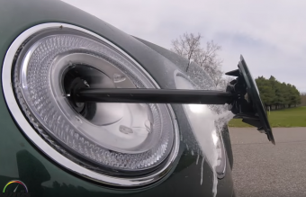 Fényszóró közepéből spriccelő robotkarral mos lámpát a Bentley