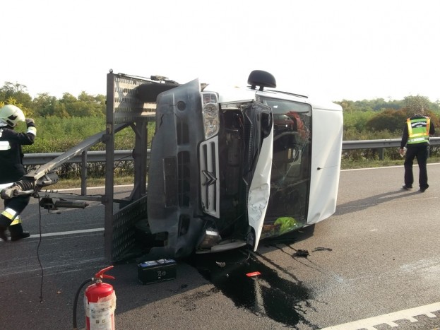 Felborult tréler miatt állt az M5-ös – Képek