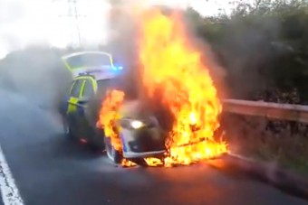 Pokoli lángok nyelték el a BMW rendőrkocsit