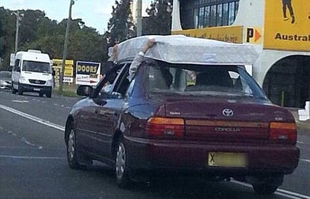 3999496300000578-3861502-Passengers_in_this_vehicle_decided_to_hold_a_mattress_down_with_-a-4_1477111198822 | Vezess | Vezess