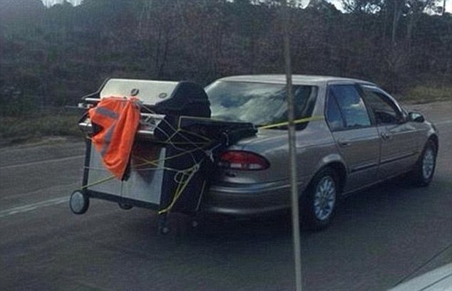 3999496B00000578-3861502-This_driver_tied_a_huge_barbecue_on_the_back_of_their_sedan_with-a-3_1477111198806 | Vezess | Vezess