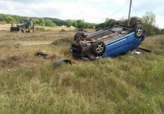 Felborult autójával, majd fára kötötte magát egy rendőr