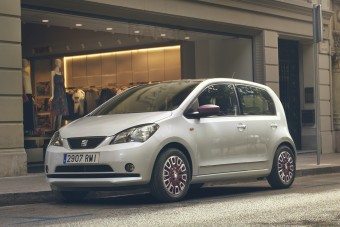 Futár hozza a neten rendelt autót