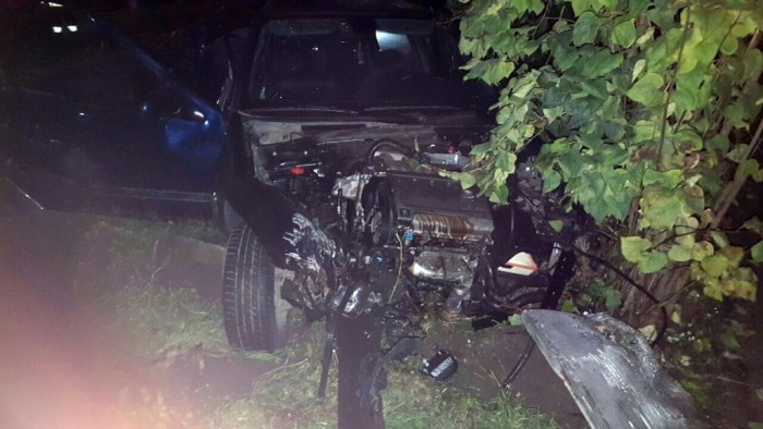 Villanyoszlopot és kerítést tarolt egy autó Fehérgyarmaton