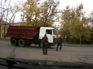 Kamionnak szaladt részegen, videóra vették