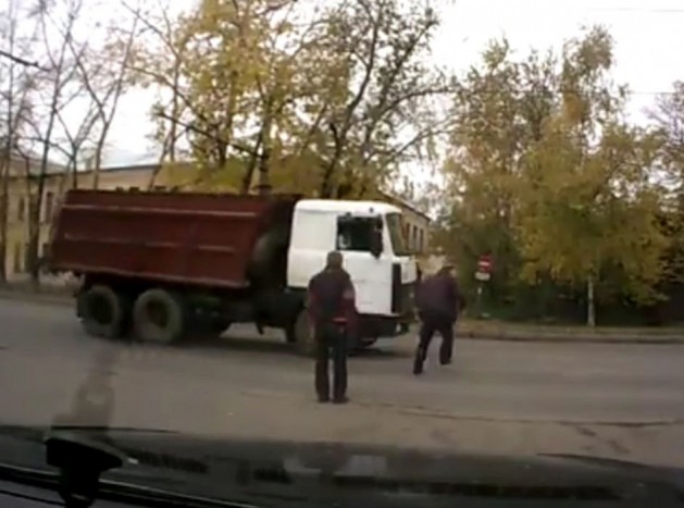 Kamionnak szaladt részegen, videóra vették