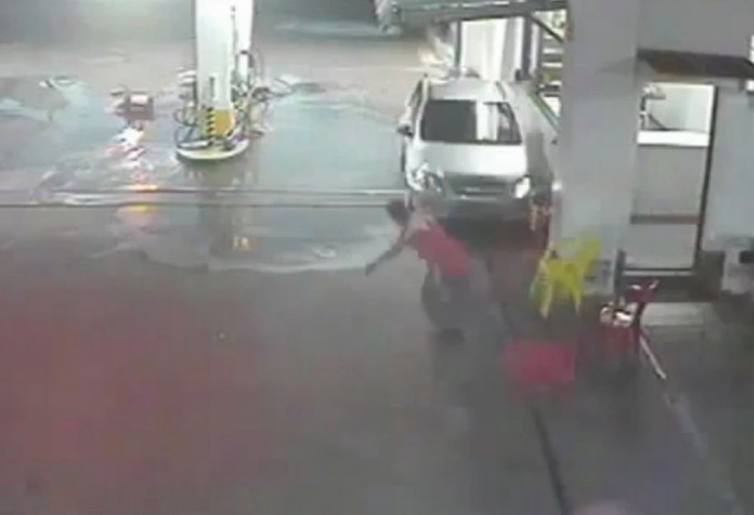 Benzinkutat tépett szét egy elbambult autós