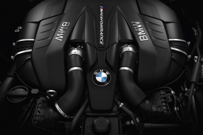 BMW 5 világpremier: amit nem tud, azt autónak nem is kell tudnia 66 2017 márciusában, a hibriddel együtt érkezik a BMW M550i xDrive, 4.4 V8 motorral, 462 lóerővel, 650 Nm-rel, 4,0 másodperces gyorsulással.