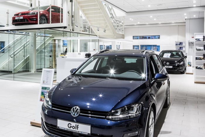 Novemberben frissül a VW Golf 2 Az elmúlt 42 évre lebontva ez annyit tesz, hogy átlagosan 40 másodpercenként adtak el egy Golfot valahol a világban. Ez éppen egy oslói (Norvégia) kereskedés.