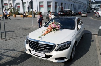 Luxusautó vitte Szabó Zsófit az esküvőre