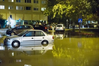 Hatalmas csőtörés Óbudán, vízben állnak az autók 
