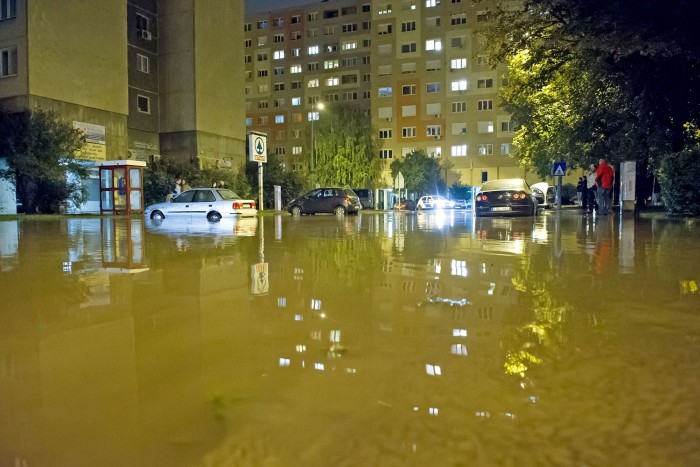 Hatalmas csőtörés Óbudán, vízben állnak az autók 3 | Vezess 6vERT92Ojrqj129gms