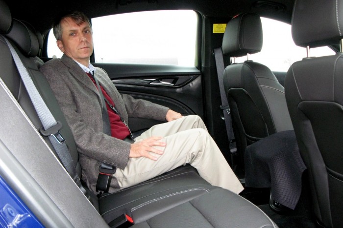 Olyan Opelt vezettünk, ami nincs is 7 Még mindig nem megy, hogy értelmesen nézzek. Az viszont jól látszik, hogy óriási a hely minden irányban. Csaknem akkora, mint a Skoda Superbben