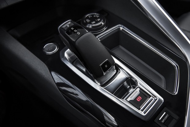 Totális testcsere 5 Elegáns, kicsit a BMW-ére emlékeztető az automataváltó előválasztó karja. A fokozatok között kézzel csak a fülekkel váltogathatunk