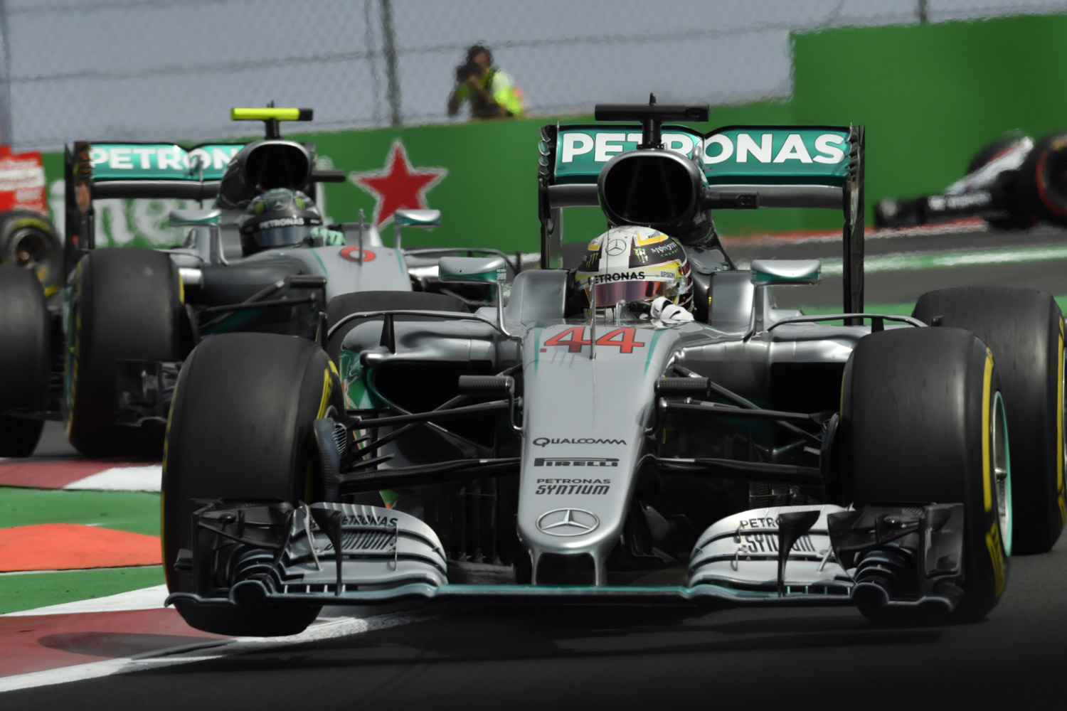 F1: Hamilton lazán nyert, Verstappen szemét volt 15