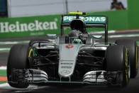 F1: Hamilton lazán nyert, Verstappen szemét volt 27