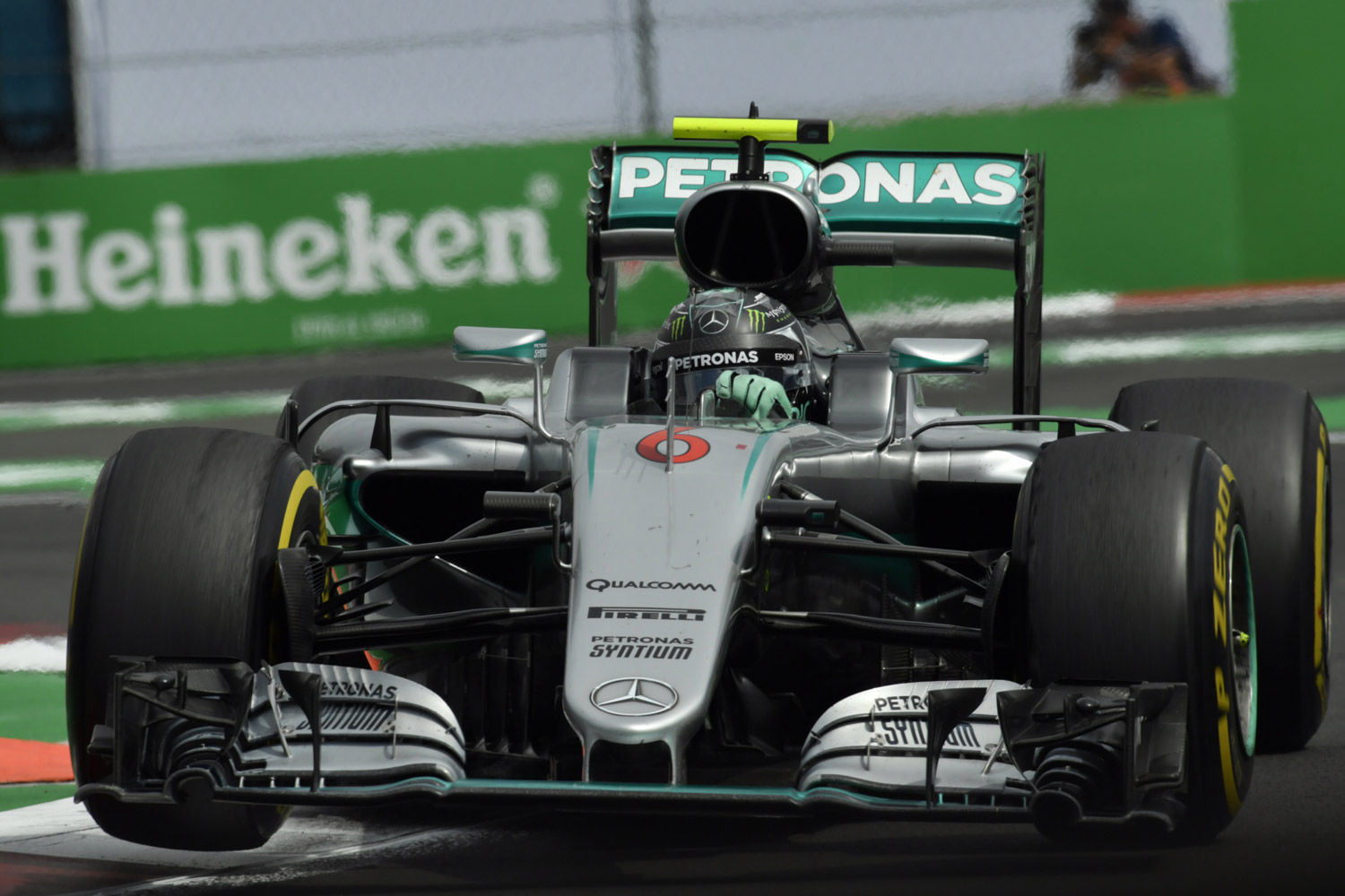 F1: Hamilton lazán nyert, Verstappen szemét volt 14