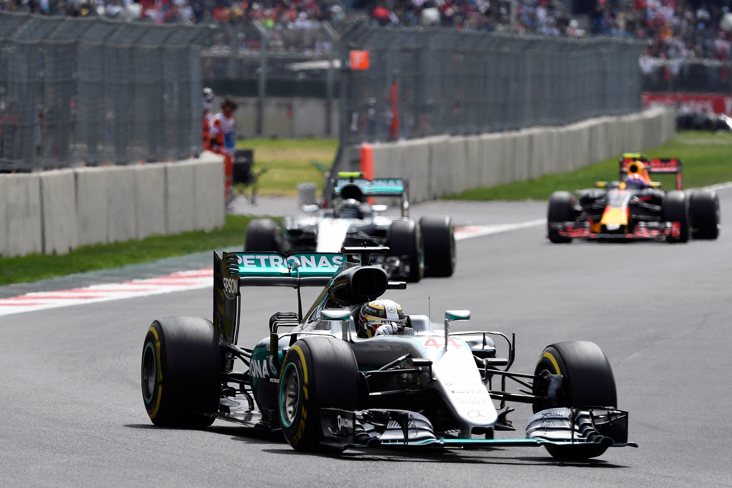 F1: Hamilton lazán nyert, Verstappen szemét volt 13