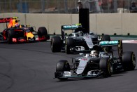 F1: Hamilton lazán nyert, Verstappen szemét volt 19
