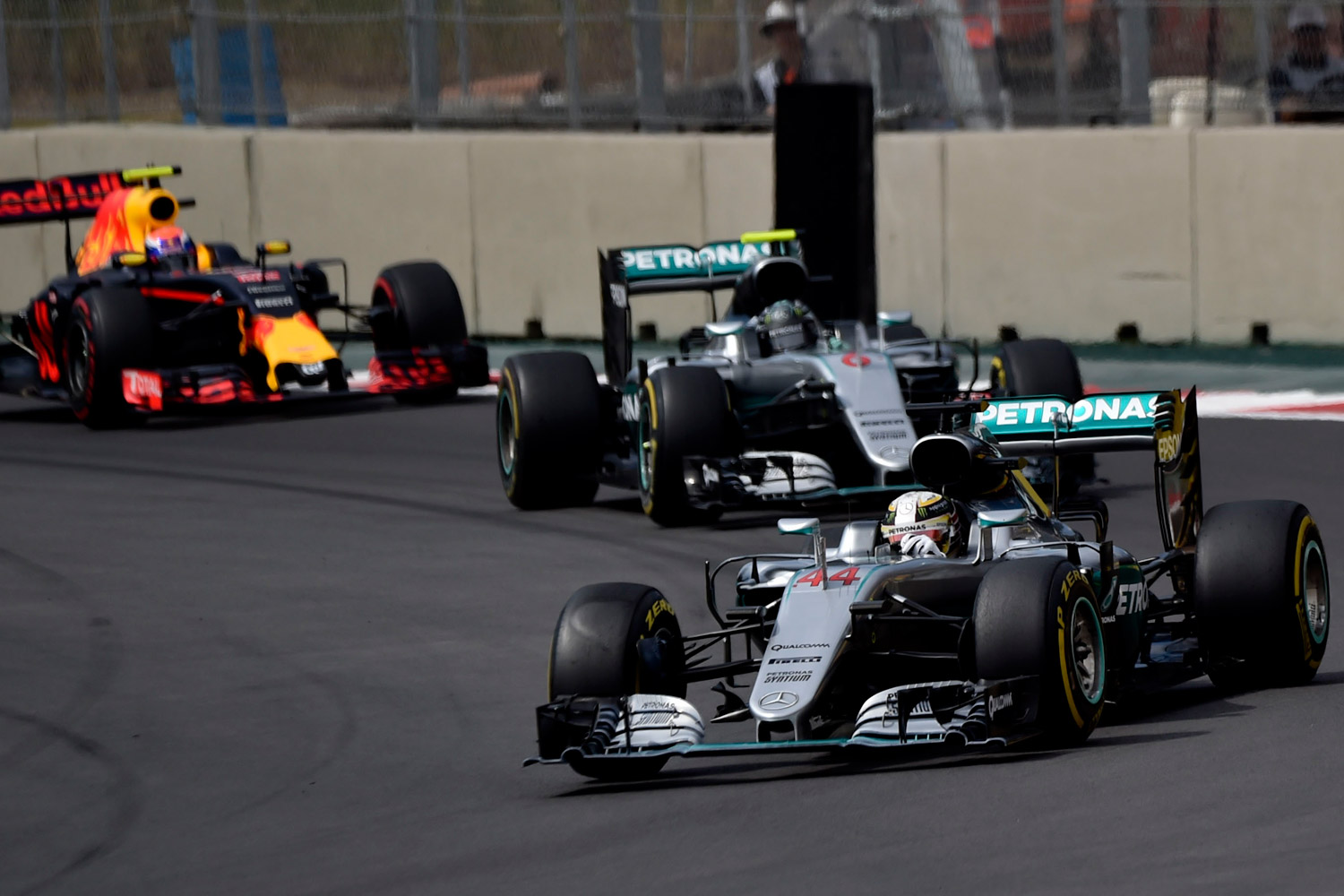 F1: Hamilton lazán nyert, Verstappen szemét volt 6