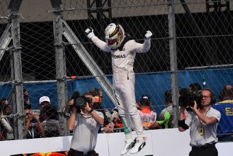 F1: Hamilton agyát is szétrázta az autó
