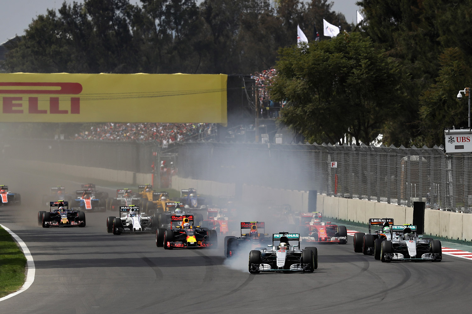 F1: Hamilton lazán nyert, Verstappen szemét volt 12